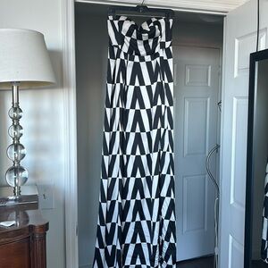 Satin geomemtric strapless gown. Super long